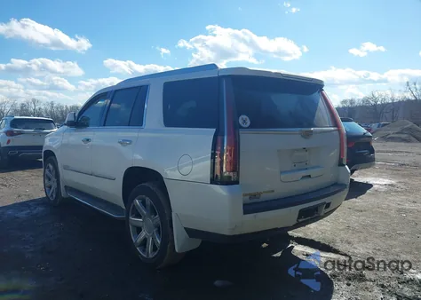 2016 Cadillac Escalade Luxury Collection z USA, uszkodzony, nr VIN 1GYS4BKJ3GR194814